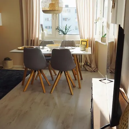 Unique: Cozy - Balcony - Kitchen - Netflix Apartment